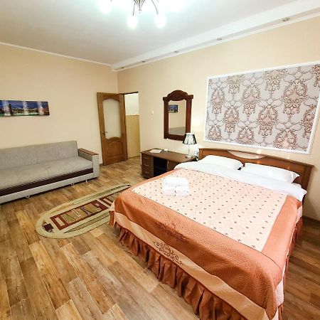 Апартаменты На Улице Розыбакиева, 103 Almatı Dış mekan fotoğraf